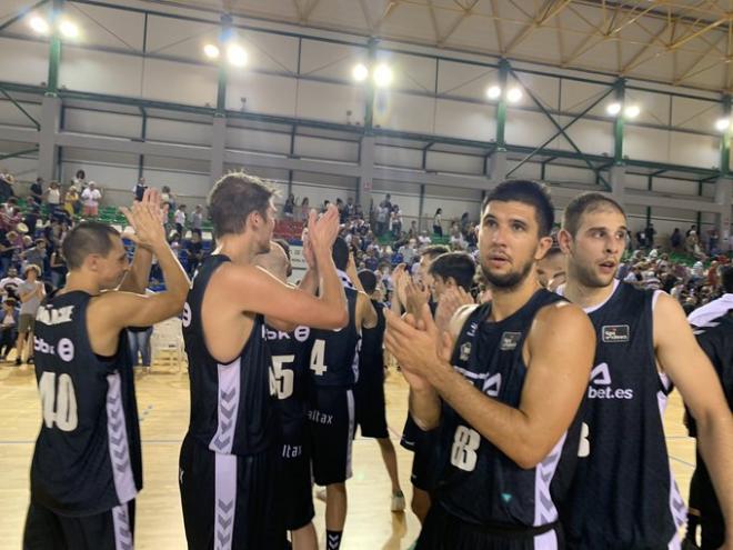 Los jugadores de Bilbao Basket saludan a los aficionados que se han dado cita en Laredo (Foto: Bilbao Basket).