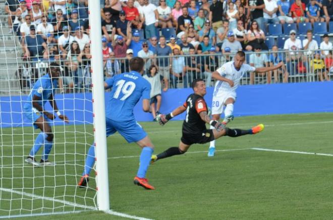 Una jugada en el Fuenlabrada-Real Oviedo (Foto: CFF).