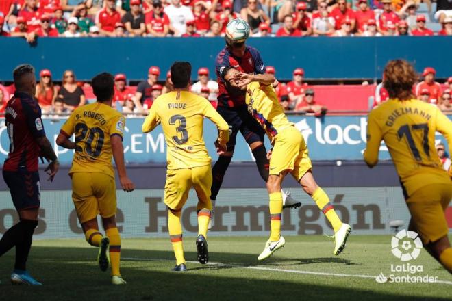Varios jugadores del Barcelona pugnan por un balón aéreo en el partido ante el Osasuna (Foto: LaLiga). .
