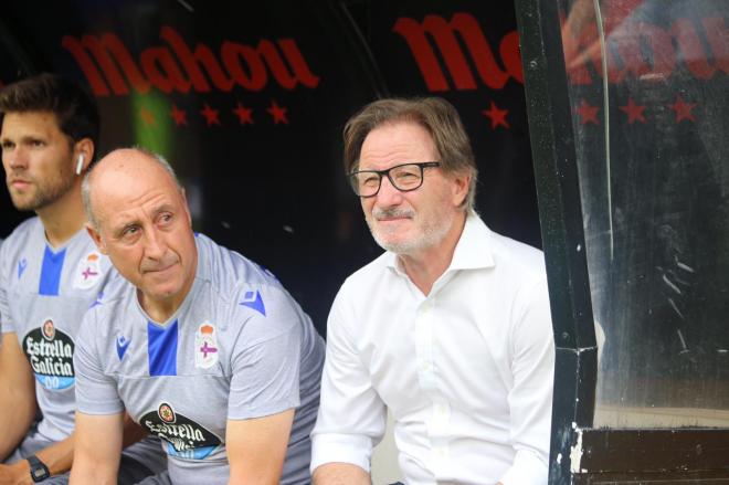 Anquela, en el banquillo visitante de Vallecas antes del inicio del partido (Foto: Iris Miquel).