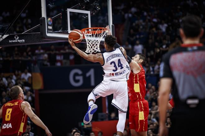 Antetokounmpo trata de anotar.