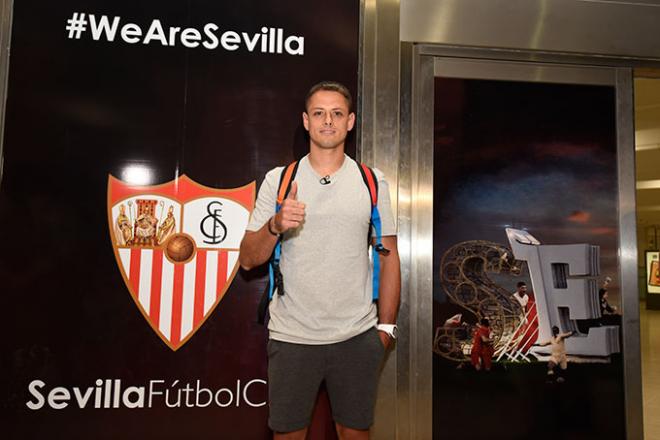 Chicharito Hernández, a su llegada a Sevilla (Foto: Kiko Hurtado).