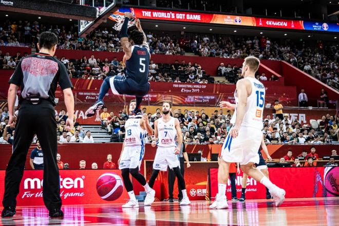 Donovan Mitchell (Estados Unidos) se cuelga del aro en el partido ante República Checa en el Mundial de 2019.