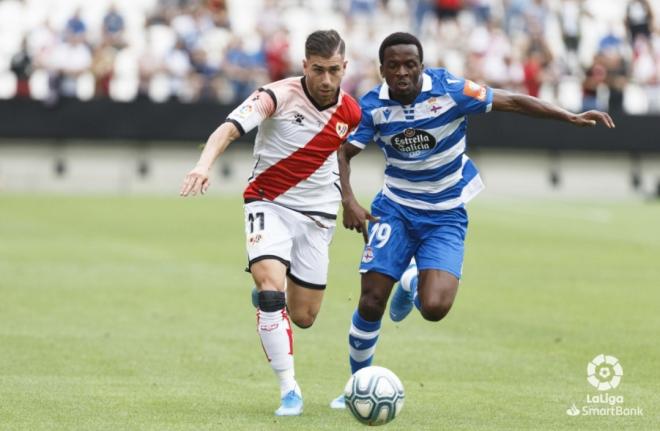 Embarba y Koné pugnan por el esférico (Foto: LaLiga).