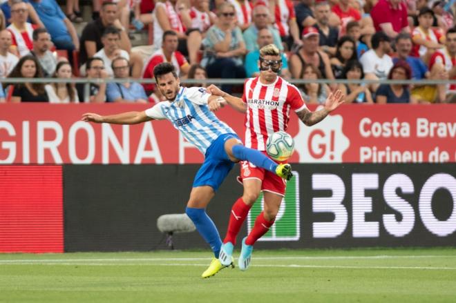 Juankar disputa el balón con Maffeo en la ida (Foto: Girona FC).