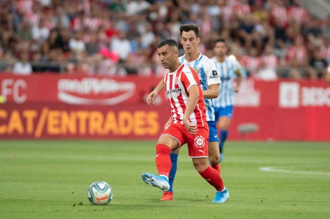 Juanpi persigue a Borja García en la ida en Montilivi (Foto: Girona FC).