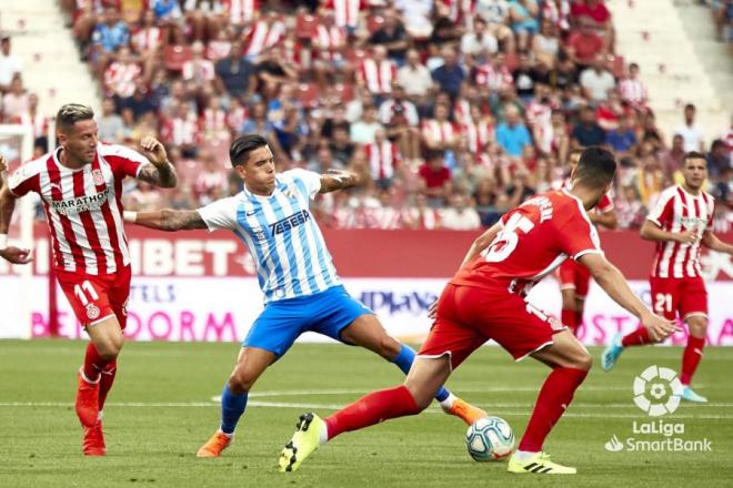 Renato Santos pugna por un balón en el Girona-Málaga (Foto: LaLiga).