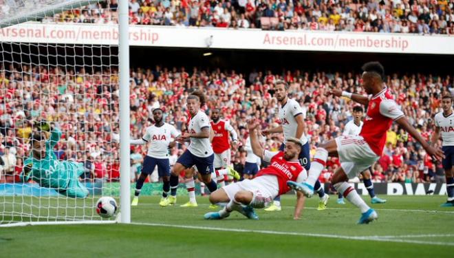 Aubameyang anota su gol al Tottenham.