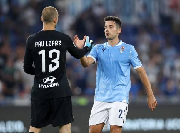 Jony saluda a Pau López durante el Lazio-Roma.