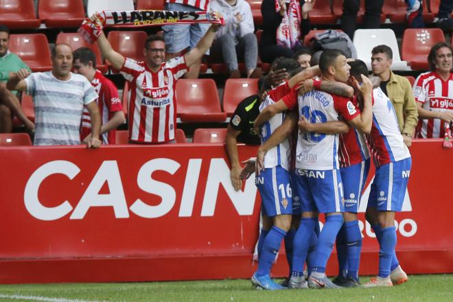 Los jugadores del Sporting celebran uno de los goles ante el Albacete (Foto: Luis Manso).