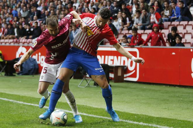 Álvaro Vázquez pelea un balón en el partido contra el Albacete (Foto: Luis Manso).