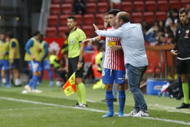 Manu García recibe instrucciones de José Alberto en el Sporting-Albacete (Foto: Luis Manso).