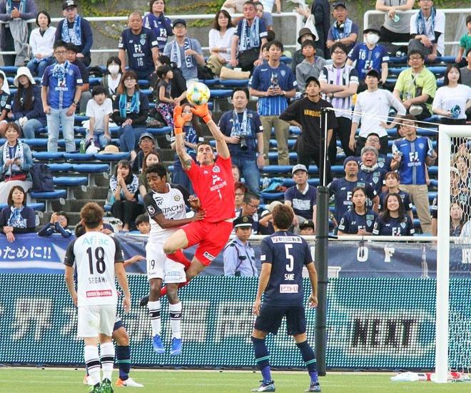 Serantes durante un partido en Japón con el Avispa Fukuoka (Foto: Twitter/JA Serantes)
