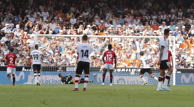 El Valencia se adelantó de penalti contra el Mallorca (Foto: David González)