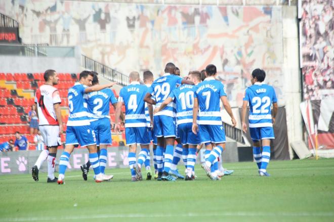 Los jugadores del Dépor celebran el único tanto en el Estadio de Vallecas.