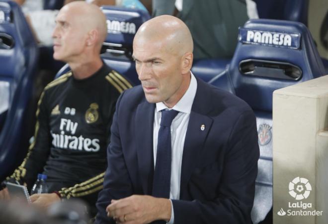 Zidane, en el banquillo del Estadio de La Cerámica (Foto: LaLiga).