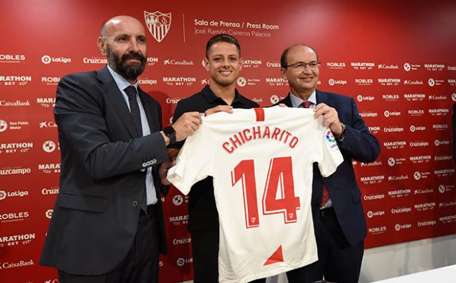 Chicharito posa con su camiseta junto a Monchi y Castro (Foto: Kiko Hurtado).