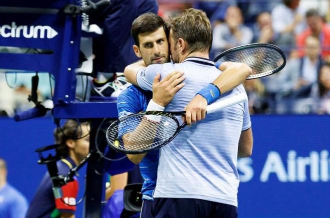 Djokovic se abraza a Wawrinka en el US Open.