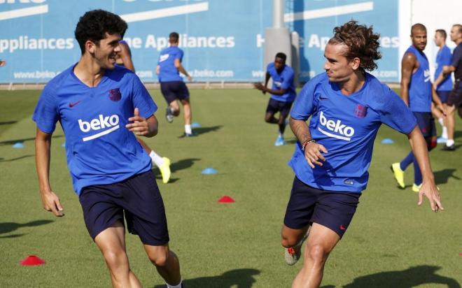 Aleñá, junto a Griezmann en un entrenamiento del Barcelona (Foto: FCB).
