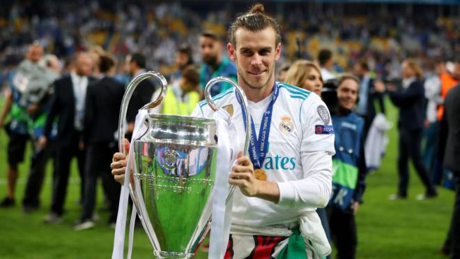 Bale posando junto a la Champions League.