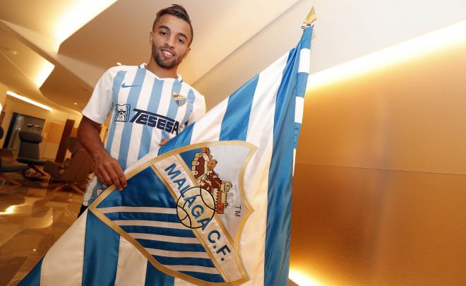 Benkhemassa posa con la bandera blanquiazul (Foto: Málaga CF).