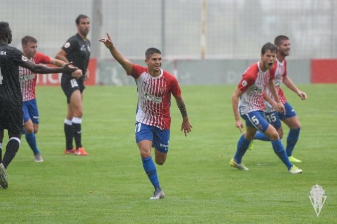 Berto González celebra un gol con el filial del Sporting (Foto: RSG).
