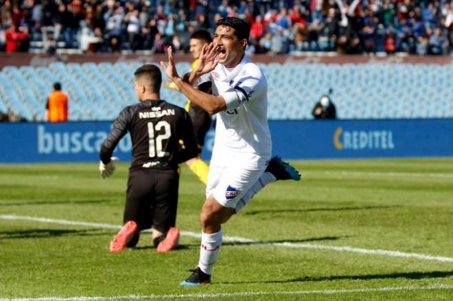 El exjugador de la Real Sociedad Chory Castro celebra un gol con el Nacional (Foto: Nacional de Montevideo).