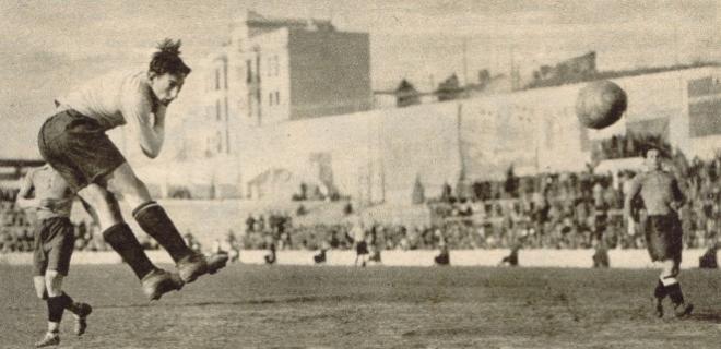 Lángara, uno de los mejores jugadores de la historia del Oviedo, remata un balón con la cabeza (Foto: RO).