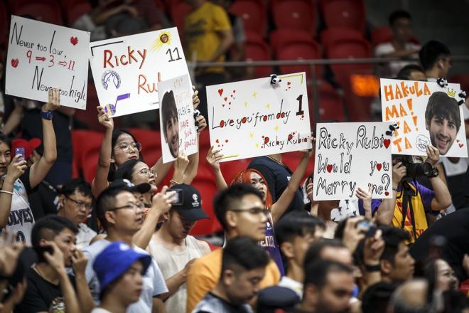 Pancartas en favor de Ricky Rubio en la grada del Gunangzhou Gymnasium.