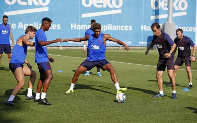 Todibo, Ansu Fati y Piqué, durante el entrenamiento antes de la llegada de Koeman (Foto: FCB).