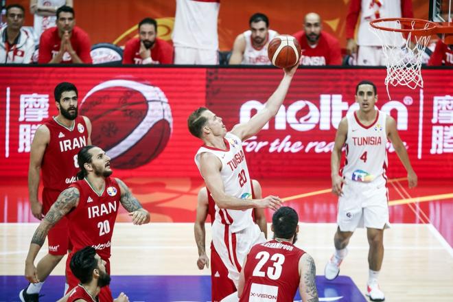 Michael Roll lucha un balón (Foot: FIBA).