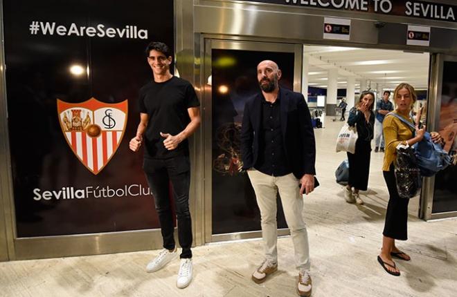 Bono y Monchi, en el Aeropuerto de Sevilla (Foto: Kiko Hurtado).