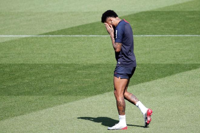 Neymar, en solitario, durante un entrenamiento del PSG (Foto: EFE).