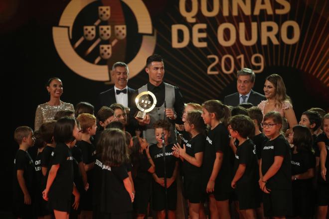 Cristiano recibe el premio que le acredita como el jugador del año en Portugal. (Foto: FPF).
