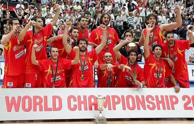 Los jugadores de España, tras recibir la medalla de campeones del Mundial de Baloncesto que se jugó en Japón (Foto: EFE).