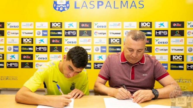 Pedri, firmando su contrato con Las Palmas (Foto: UDL).