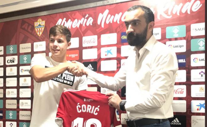 Presentación de Coric con el Almería.