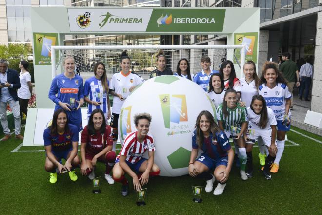 Las representantes de los equipos de la Primera Iberdrola posan en la presentación de la competición (Foto: Joaquín Corchero).