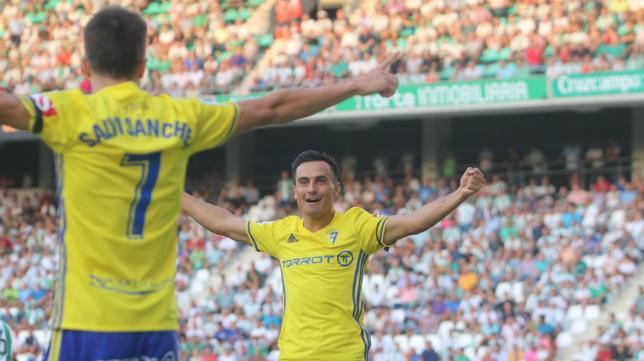 Alvarito celebra un gol con Salvi.