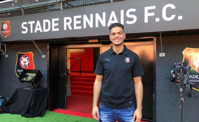 Ben Arfa posa ante el escudo del Stade Rennes.