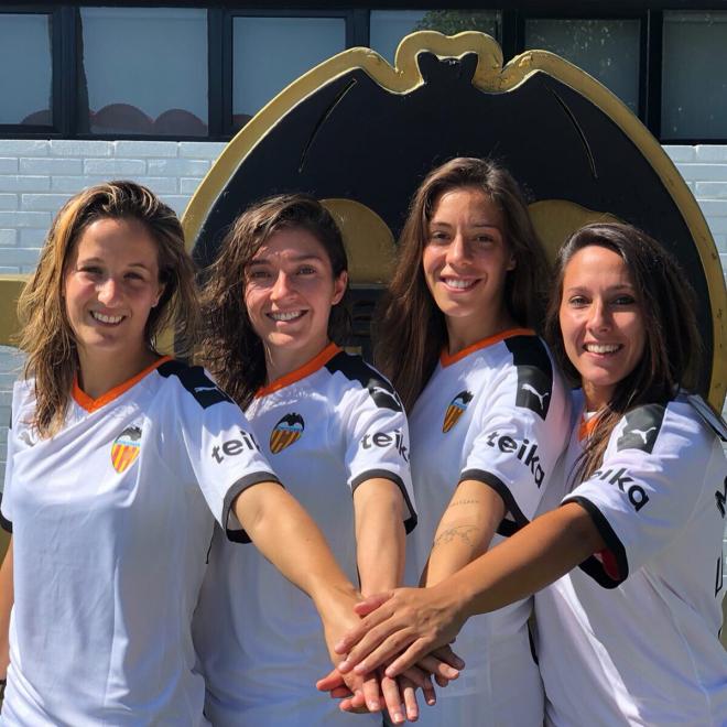 Gaitán, Nicart, Mari Paz Vilas y Gio Carreras, capitanas del Valencia CF Femenino (Foto: Valencia CF)
