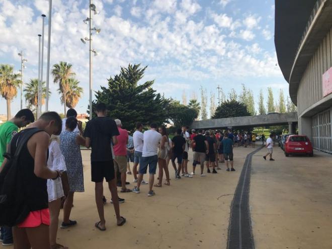 Colas en el Juegos del Mediterráneo para comprar entradas para La Rosaleda (Foto: UD Almería).