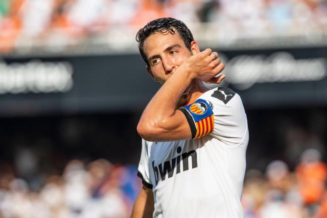 Dani Parejo se besa el brazalete de capitán (Foto: Valencia CF)
