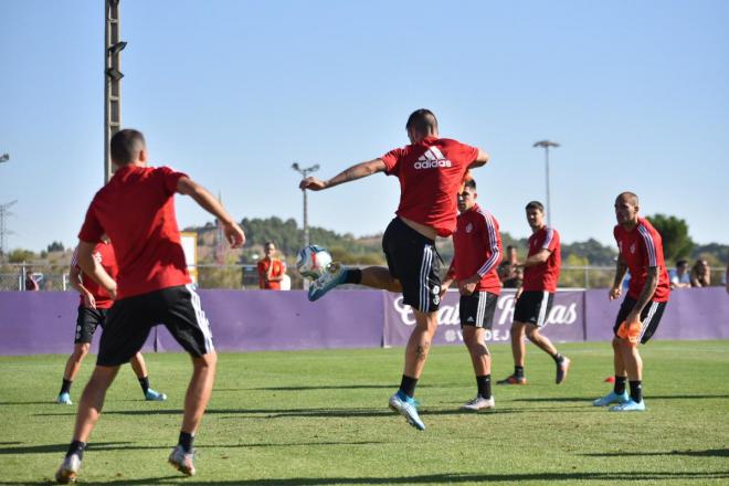 Sergi Guardiola intenta un control en el entrenamiento del Real Valladolid (Foto: Real Valladolid).