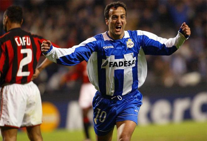 Fran, jugador de la absoluta de España, celebrando un gol con el club de su vida, el Deportivo de La Coruña.