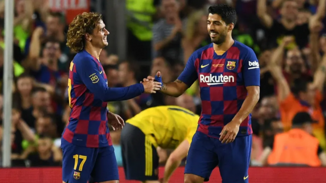 Griezmann y Luis Suárez festejan un gol con el Barcelona.