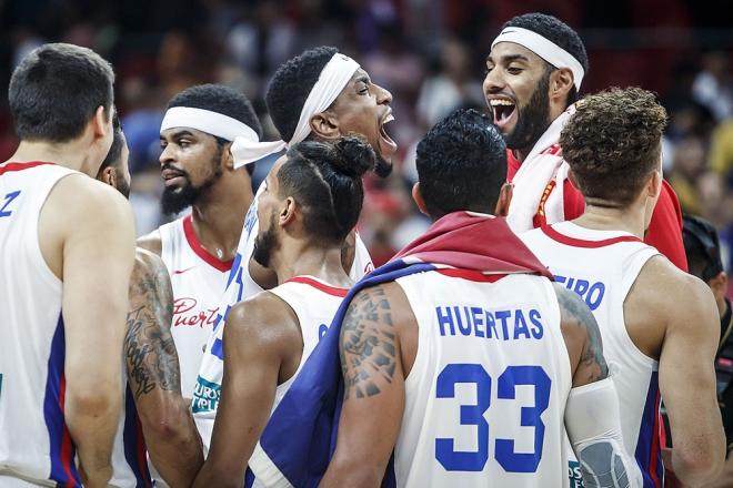 Los jugadores de Puerto Rico celebran la victoria.