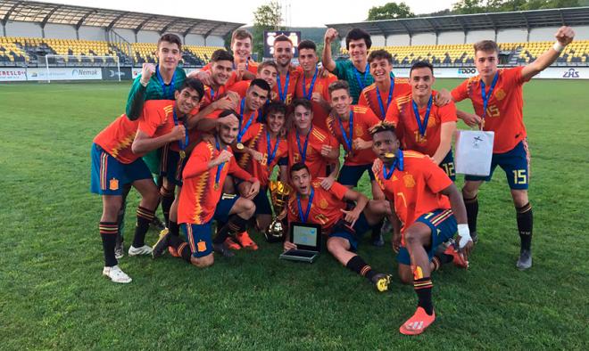 España sub 18 celebrando un éxito reciente.