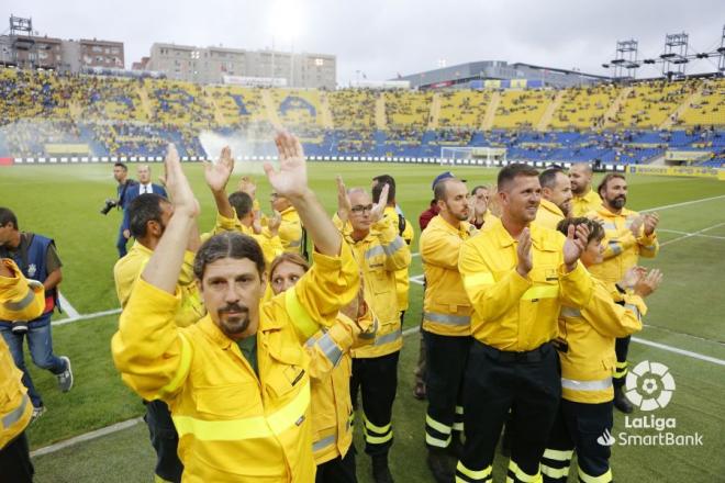 Los bomberos homenajeados antes del partido entre Las Palmas y el Racing de Santander (Foto: LaLiga).