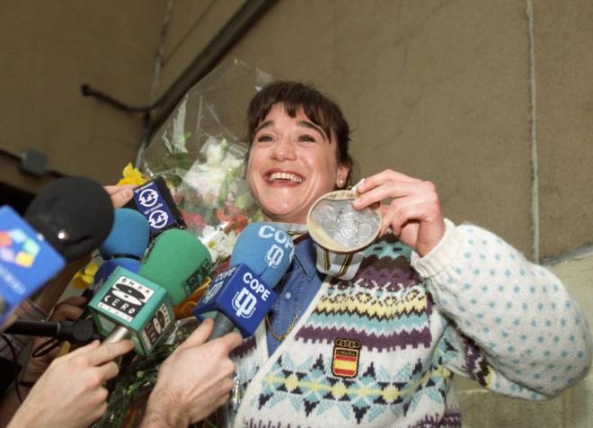 Fotografía de archivo tomada el 03/03/1992 de Blanca Fernández Ochoa, rodeada de periodistas, a su llegada al aeropuerto de Barajas, tras ganar la medalla de bronce en el eslalon de los Juegos Olímpicos de Albertville, Francia.